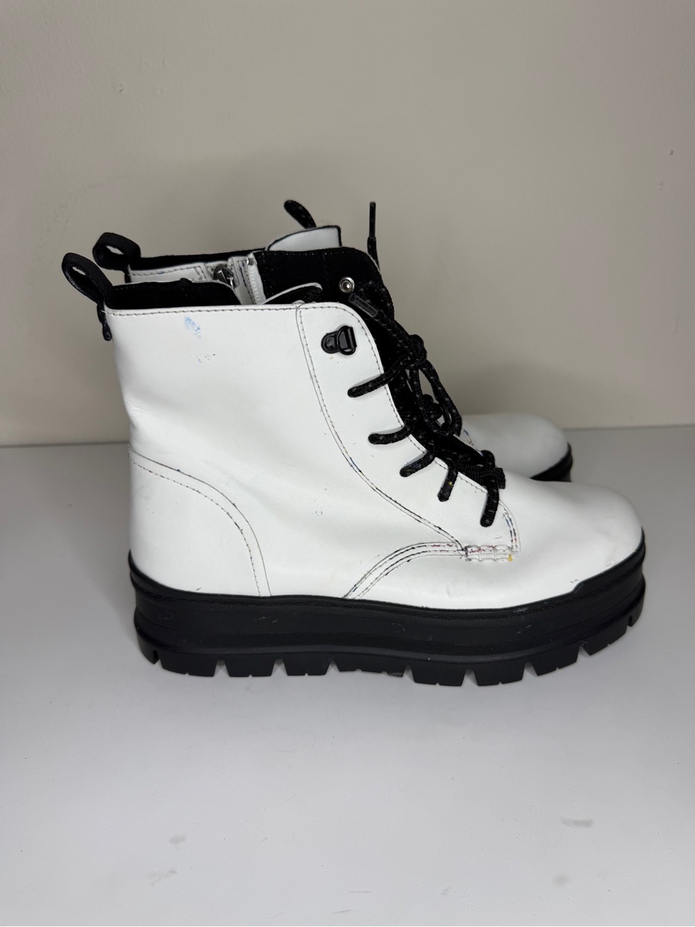 UGG Boots Womens Size 10 White Black Lace Up Side Zip Platform Lug 1123600
